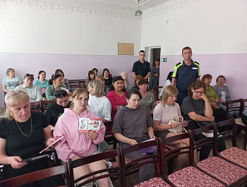 Сотрудники Госавтоинспекции в рамках акции «Внимание, летние каникулы!» проводят профилактические беседы