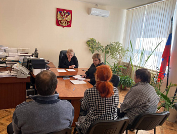 Сегодня глава района Н.В. Трошина вместе с профильными специалистами администрации района провела приём жителей Базарно-Карабулакского района