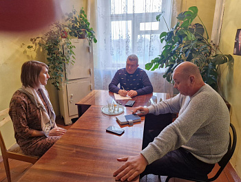Депутат Совета Свободинского муниципального образования А.С. Масленников , совместно главой администрации Свободинского муниципального образования А.А. Чебатуркиным провели приём граждан в с. Хватовка