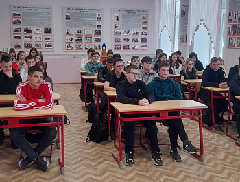Профилактическая беседа инспектора ПДН со студентами техникума