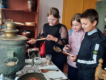 «Живая память»                                                                                                              Экскурсия по музейному уголку мордовской старины