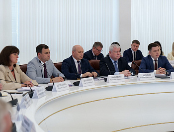 Губернатор Роман Бусаргин провел постоянно действующее совещание с участием зампредов и министров Правительства области, а также глав районов