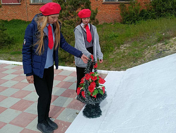 9 мая работники Казанлинского СДК совместно с жителями возложили цветы в селе Казанла, селе Новая Жуковка, с. Рязайкино, с. Адоевщина.