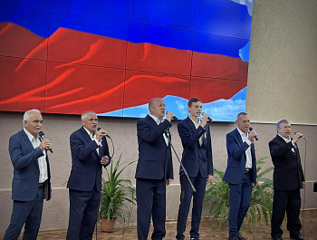 Глава района Андрей Кушнарёв принял участие в торжественном мероприятии, приуроченном ко Дню Государственного флага Российской Федерации