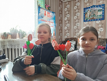8 марта - радостный и добрый праздник, в этот день хочется порадовать маму и бабушку подарком
