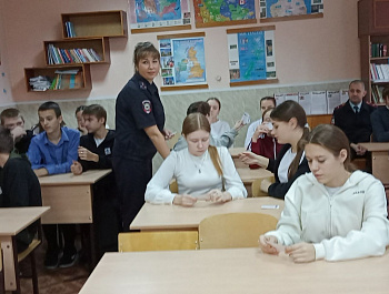 Госавтоинспекторы провели классный час на тему "Пешеход!" для учащихся школы в Ковернино