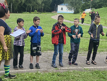 работники Максимовского, СухоКарабулакского и Ключевского СДК, посетители ДОЛ "Ласточка"