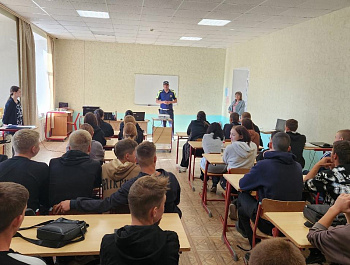 Сотрудники Госавтоинспекции проводят профилактические беседы, по безопасности дорожного движения в рамках Всероссийской Недели безопасности дорожного движения