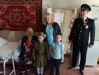 Работники Казанлинского СДК поздравили  с 78-й годовщиной победы труженицу тыла в  с. Новая Жуковка Михееву Н. С. Воспитанники детского сада прочитали стихотворения, участники художественной самодеятельности исполнили песни о войне.