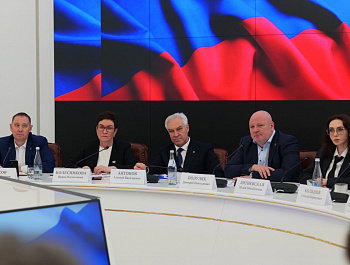 В ходе серии встреч с депутатами всех фракций областной думы перед ежегодным отчетом о работе Правительства Саратовской области глава региона Роман Бусаргин пообщался с парламентариями от партии «Единая Россия»