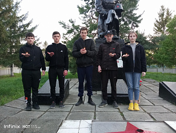 МБУК КДЦ Липовского МО Тепляковский СДК присоединился к акции             « Свеча памяти». Подростки зажгли свечи у памятника погибшего солдата в знак уважения к погибшим участникам Вов.