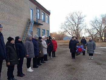 Сегодня во всех населенных пунктах Максимовского муниципального образования прошло возложение цветов к памятникам землякам, погибшим на полях сражений