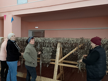Отшумели праздничные дни и с первых рабочих дней на базе Большечечуйского СДК возобновило свою деятельность волонтёрское движение по плетению мас.сетей "Добрые сердца"