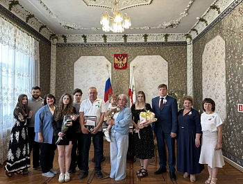 Глава района Андрей Кушнарёв вручил медаль «За любовь и верность» супругам Вячеславу и Ольге Ставкиным