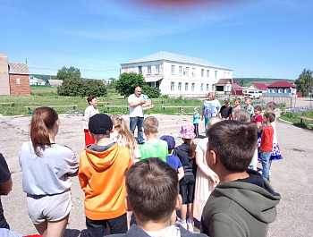 В с Ивановка  отмечать 1 июня стало доброй традицией. Вот и сегодня прошла игровая программа «Ах эта дивная пора-лето!». В этот первый летний день мы с удовольствием зовем к себе в гости ребят, где устраиваем им разные конкурсы и веселые эстафеты. Всех пр