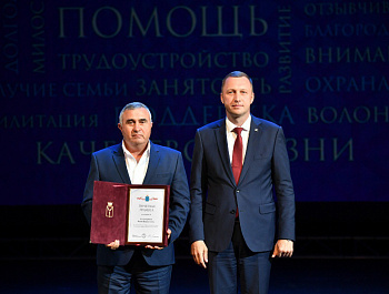 Губернатор Роман Бусаргин наградил социальных работников в их профессиональный праздник 