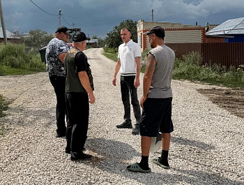 Глава администрации Яковлевского муниципального образования Ринат Тугушев выехал на ул. Первомайскую в с. Яковлевка