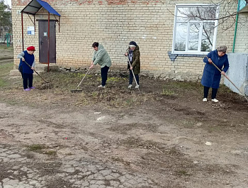 Коллективы администраций МО продолжают принимать участие в месячнике по благоустройству