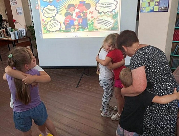«Дружба начинается с улыбки!»                                                                                                Литературно - игровое  мульт-шоу