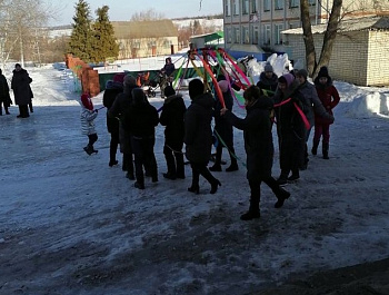 1 марта жители села собрались около СДК на народные гуляния «Широкая Масленица».