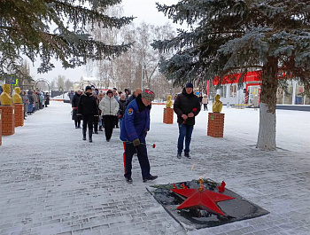 Сегодня, в День защитников Отчества, в Базарном Карабулаке прошёл митинг,