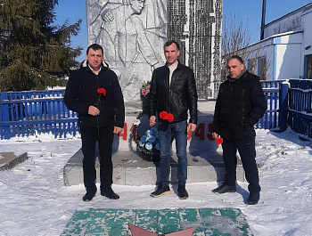 Вчера во всех муниципальных образованиях района сотрудники администраций, учреждений соцсферы, школьники, депутаты приняли участие в церемониях возложения цветов, приуроченных к празднованию Дня защитника Отечества, к памятникам и мемориалам