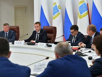 Губернатор Роман Бусаргин провел постоянно действующее совещание с зампредами и министрами Правительства области