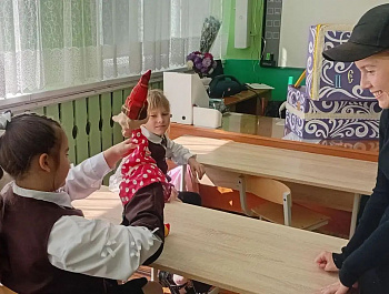 Наш театр кукол "Петрушка" в лице режиссера Уваровой Юлии Николаевны и активной участницы большинства мероприятий, проводимых Районным Домом Культуры, Крючковой Анастасии, отправился в гости к учащимся 2 го класса Свободинской школы