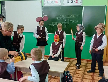Наш театр кукол "Петрушка" в лице режиссера Уваровой Юлии Николаевны и активной участницы большинства мероприятий, проводимых Районным Домом Культуры, Крючковой Анастасии, отправился в гости к учащимся 2 го класса Свободинской школы