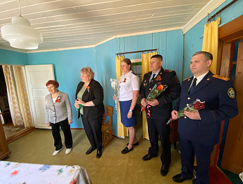 Глава района Н.В. Трошина поздравила труженицу тыла Александру Дмитриевну Пескову с приближающимся Днём Победы!