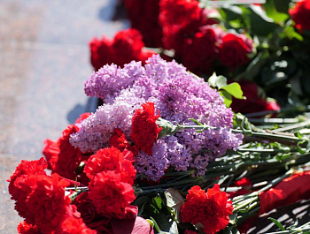 В преддверии Дня Победы на Воскресенском кладбище Саратова прошла торжественная церемония возложения венков и цветов к Мемориалу защитникам Отечества