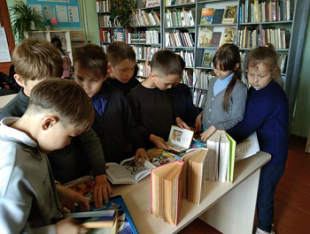 «Книга начинается с обложки, а за ней…»                                                                Библиотечный урок-путешествие