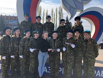 В рамках Дня единых действий в память о геноциде советского народа нацистами и их пособниками в годы Великой Отечественной войны, культорганизатор РДК Карина Березина провела акцию «Без срока давности»