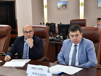 Губернатор Роман Бусаргин провел совещание по предстоящему расселению пяти аварийных домов в Лётном городке, в которых проживают 325 человек