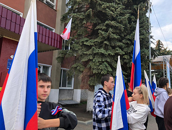 В преддверии Дня флага России, культорганизатор РДК Карина Березина провела для подростков и молодёжи оздоровительного лагеря «Ласточка» акцию по раздаче ленточек в цветах флага России