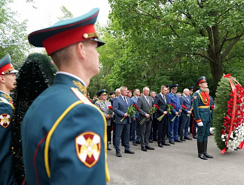 Губернатор Роман Бусаргин 22 июня возложил цветы к монументу «Воин-освободитель» на Воскресенском кладбище