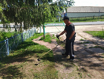 Администрации муниципальных образований района продолжают в ежедневном режиме работу по организации покосов сорной растительности на общественных территориях