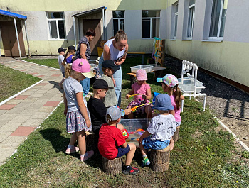 Экспертная комиссия под руководством начальника управления образования администрации района Е. Н. Симоновой начала приёмку образовательных учреждений к новому учебному году