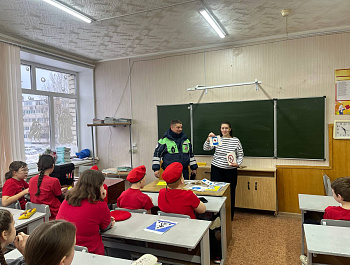 Сотрудники Госавтоинспекции совместно с юнармейцами провели «Урок безопасности» в преддверии зимних каникул