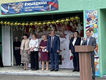 Глава администрации Яковлевского муниципального образования Ринат Тугушев принял участие в торжественной линейке
