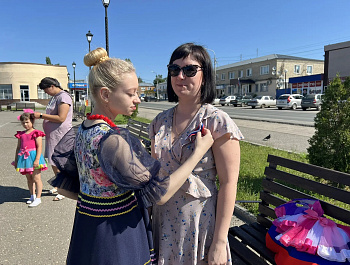 В рамках празднования Дня России, культорганизатор РДК Карина Березина провела акцию по раздаче ленточек в цветах флага России