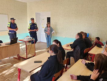 Сотрудники Госавтоинспекции проводят профилактические беседы, по безопасности дорожного движения в рамках Всероссийской Недели безопасности дорожного движения