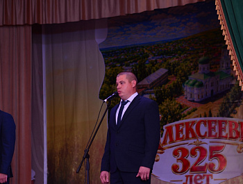 Глава администрации Алексеевского муниципального образования Андрей Демагин на благотворительном концерте поздравил жителей Алексеевки с 325-летием села