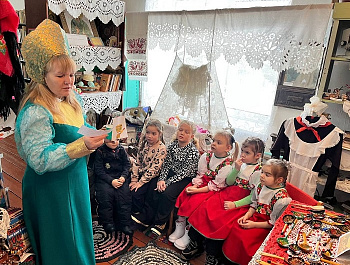 «Из далёкой старины, эти вещи к нам пришли» Экскурсия  в музейный уголок