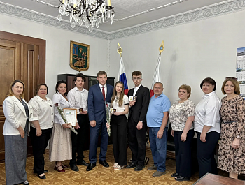 Глава района Андрей Кушнарёв вручил Почётные знаки Губернатора Саратовской области «За отличие в учебе» выпускникам 2025 года
