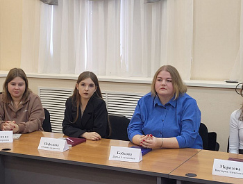 Глава района Наталья Трошина встретилась с выпускниками нашего района, которые заключили целевые договора на обучение и в скором времени вернуться в школы нашего края, обучать молодое поколение