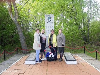 Специалисты администрации Липовского МО возложилы цветы к мемориалам и памятникам