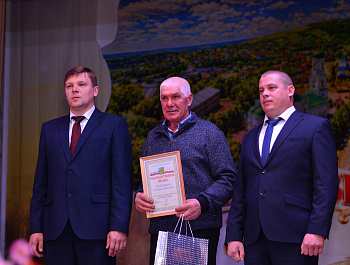 Глава района Андрей Кушнарёв на благотворительном концерте в с. Алексеевка вручил награды жителям села