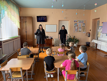 Госавтоинспекторы провели познавательный мастер класс по изготовлению световозвращающих фликеров для дошколят