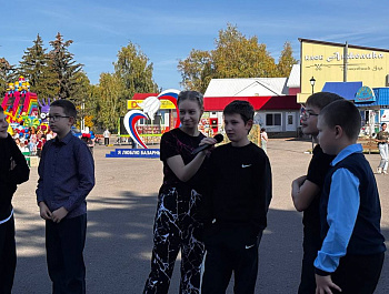 Традиционно на центральной площади прошла познавательно - игровая программа для детей «Осенний игроград»